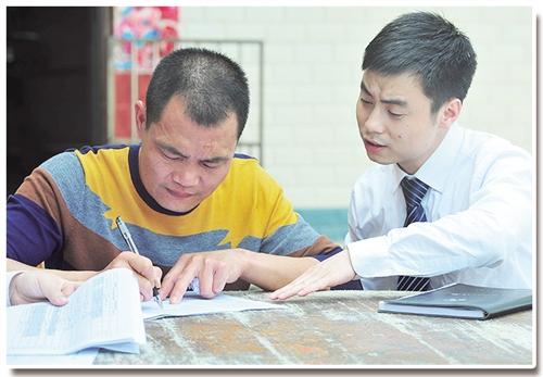 农商银行西江支行工作人员为西江镇饼丘村创业青年王小青办理住房财产权抵押贷款许远生摄