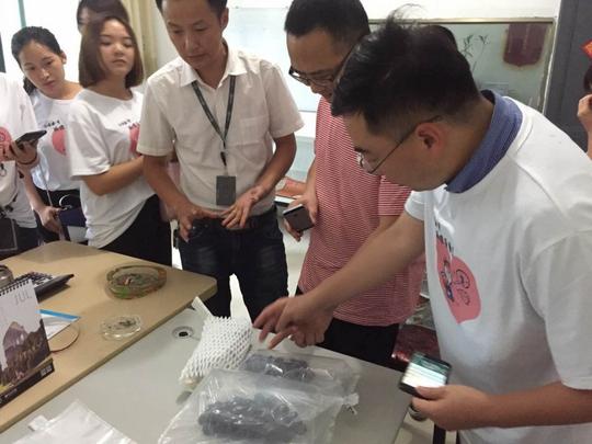 谢杰,农村电商创业中心负责人金文进,带领大学生到浦江考察浦江葡萄