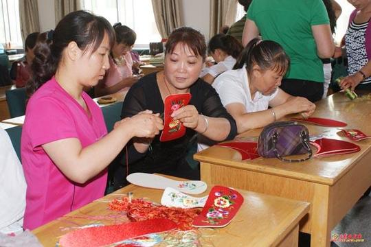陇绣刺绣技术将成为民勤县妇女创业增收的新渠道
