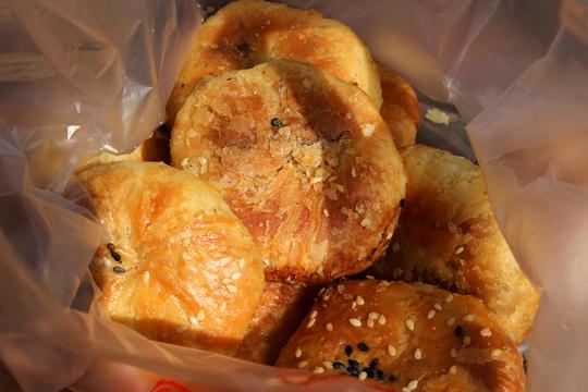 再找些别的填饱肚子,鲜汁生煎的生意不错,就吃他家吧.