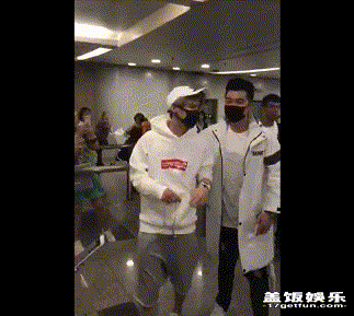 通过粉丝最新反馈的视频中我们也可以看到,下了飞机的鹿晗脚步踉跄.