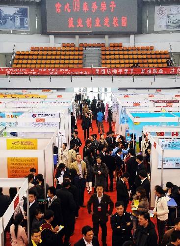 大型主题招聘会现场(4月18日摄)。4月18日，由共青团吉林省委主办的“信心09牵手学子，就业创业进校园”大型主题招聘会在吉林大学举行，近300家企事业单位提供了包括商贸、建筑、医药、it、教育等行业的就业岗位3000