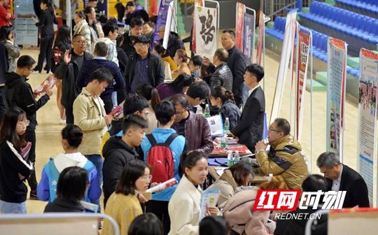 邵阳市人社局:“保姆+红娘”式服务助推高校毕业生就业创业