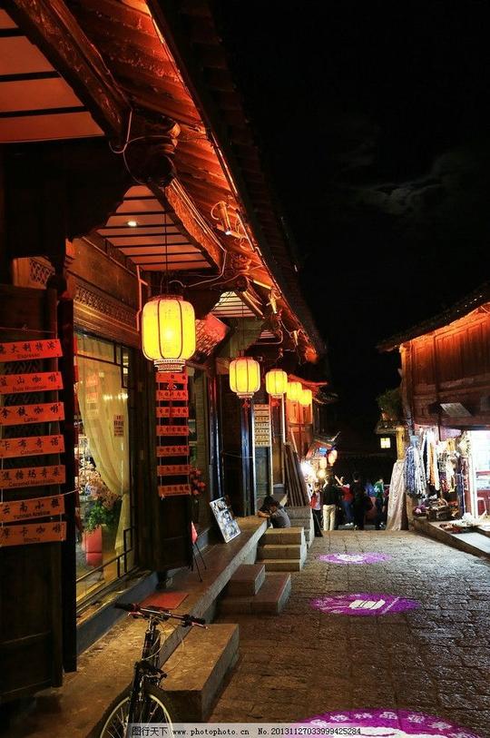 云南丽江四方古镇老建筑街道夜景灯笼自行车国内旅游摄影