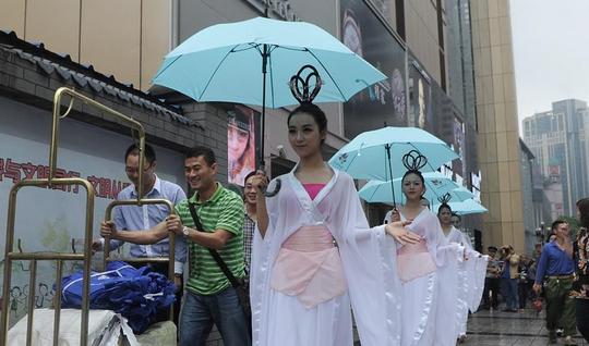 重庆汉服美女打伞街头走秀5011334-wap频道