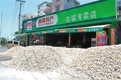 超市门前堆满碎石,这生意咋做?