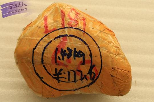 缅甸翡翠原石赌石毛料老帕敢黑乌沙蒙头料公斤料赌冰种手镯一元拍