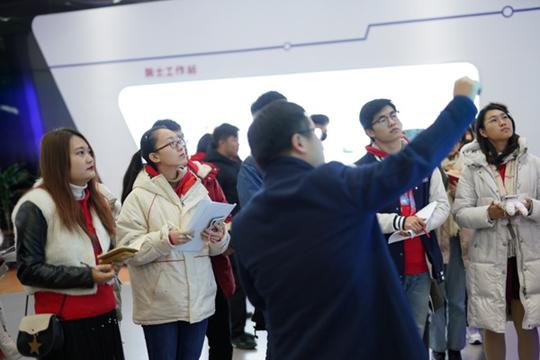 来自上海交通大学的魏江洋问道,"对于自主创业的大学生启迪科技城的