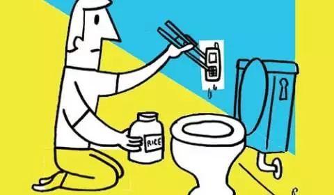 手机掉进厕所那一刻,你在想什么?