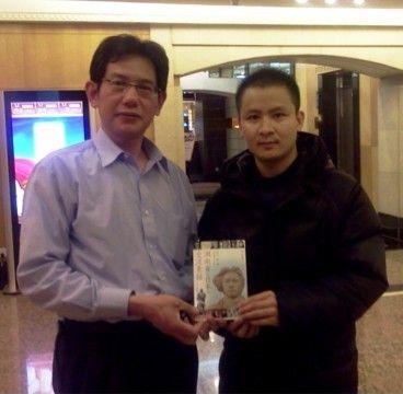 图为段跃中(左)向陶海军赠送书籍.