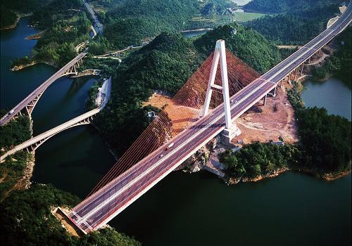 清黄高速红枫湖特大桥桥为贵州段清黄高速公路的控制性工程,大桥