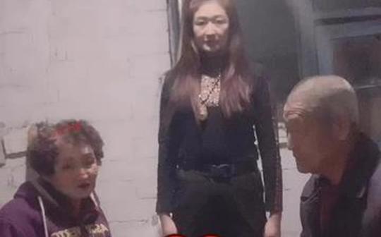家宴结束，晚上陪爸爸妈妈聊天偷偷的给爸妈跳上一曲，爸爸妈妈谢谢你;感恩有您!