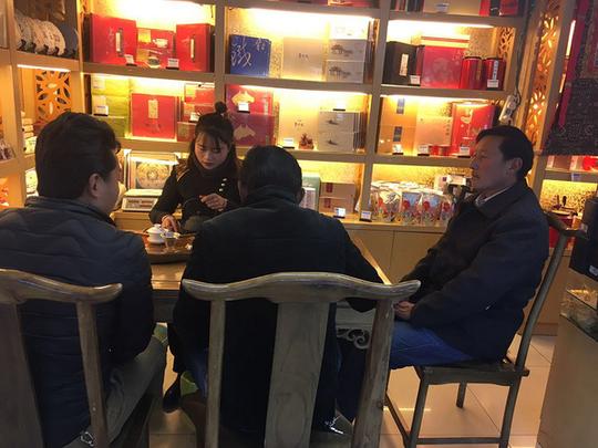 正在给客人泡茶的小李