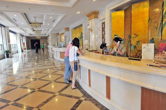 平时冷清的酒店&lt;/strong&gt;生意火爆起来,暗访后发现,酒店多了很多"模特"