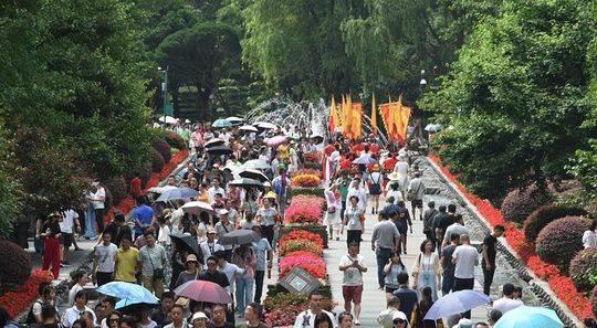 快讯|着汉服、挂蛋兜都江堰景区的端午节很地道