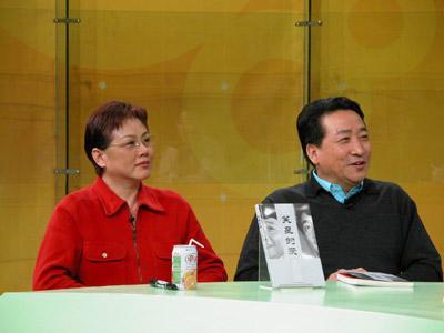 姜昆全家照，结婚40年恩爱如初，女儿创业成总裁，为养子寻亲父母