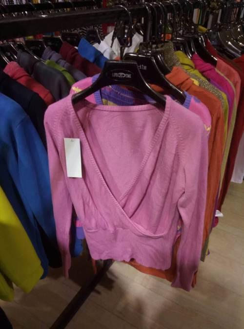 服装批发市场有几块钱的衣服批发库存尾货合适摆摊甩卖