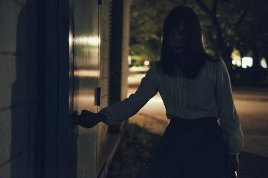 深夜一人背景图
