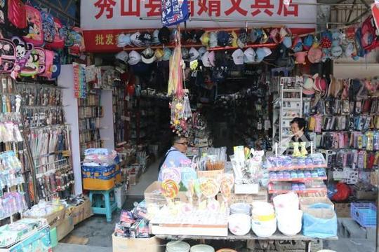 学校封闭管理附近文具店生意冷清