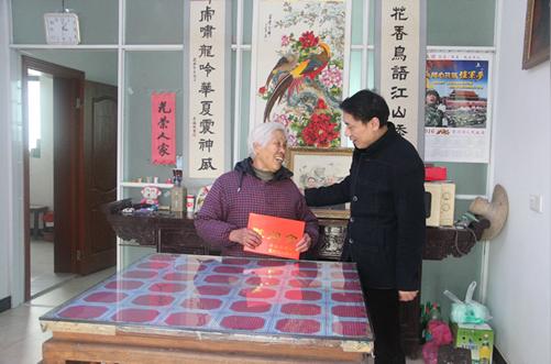 常州市双拥办领导走访慰问特别有贡献的常州籍军官父母.图片来源: