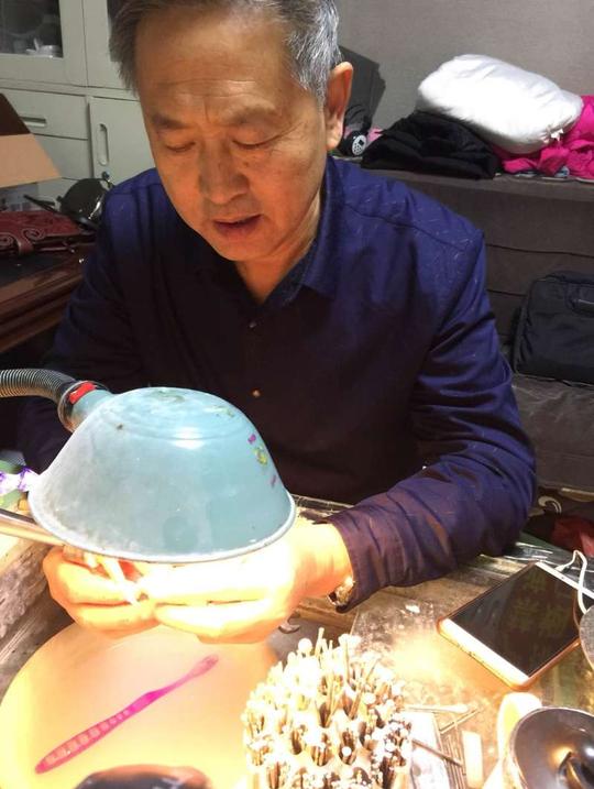从镇平来的"河南娃"到新疆的"玉雕大师"——王万洲