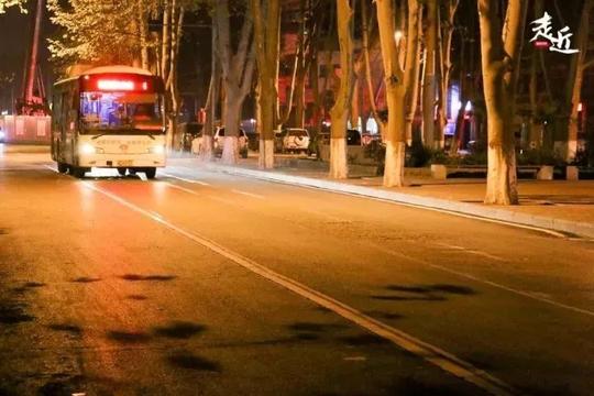 凌晨三点,洛阳街头的这一幕,感动了无数洛阳人