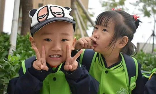 两岁宝宝去幼儿园能学知识，还不用爸妈操心，简直“一举两得”?