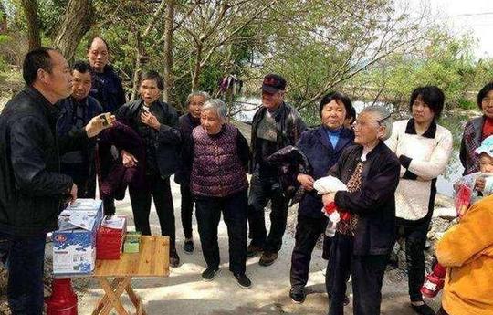 农村集市上“经典骗局”，很多人明知是骗局，却还是有人会上当