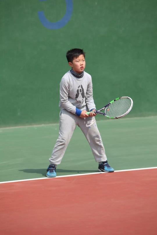 2018年第三届新兴体育俱乐部青少年网球积分赛开球