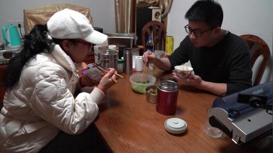 第三次创业，长沙小伙直播摆摊每天工作20小时:会越来越好