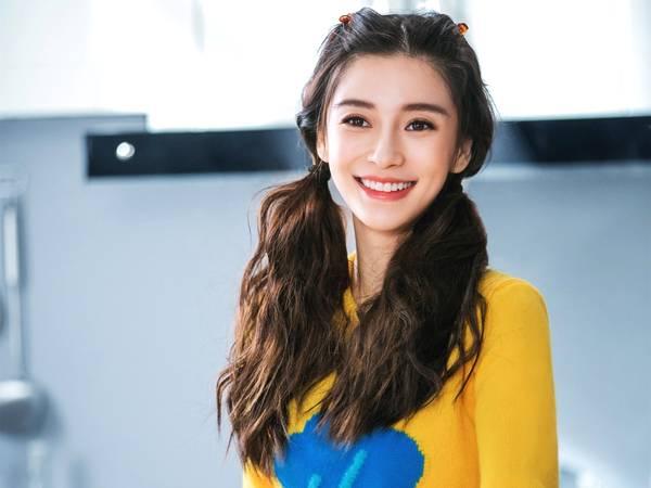 Baby抱小海绵坐高铁