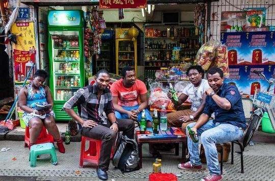 大量非洲民众离开中国，只因这项规定出台，黑人哭着嚷着要回家(三)