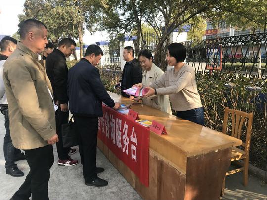 罡杨镇妇联开展《反间谍法》宣传活动