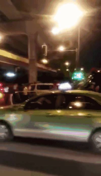 线视频拍摄者一边拍一边还在进行解说:"成都双桥子底下发生枪案了哈