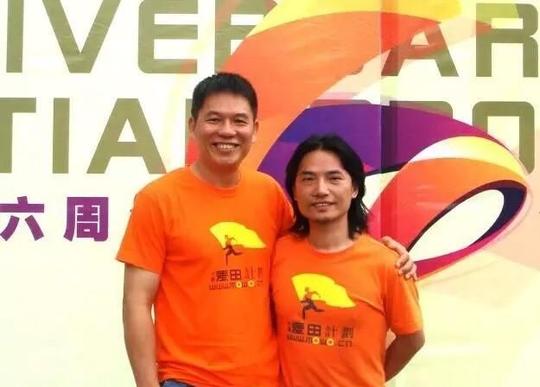 15岁辍学成公务员,拿镇政府95万投资创业,失败后卖掉公司赚30亿