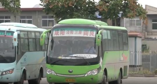 大巴车司机边开车边刷抖音置满车乘客安全不顾乘客心惊录像举报