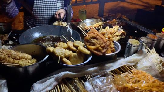 又来吃上海路边摊，铁板烧和炸串!太有味道了。