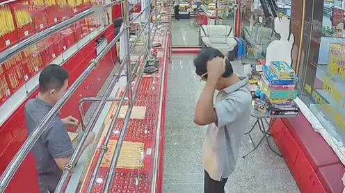 店主静静看他表演!笨贼珠宝店试戴项链后突然往外跑发现门打不开