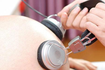 胎教音乐是妈妈听还是放在肚子上