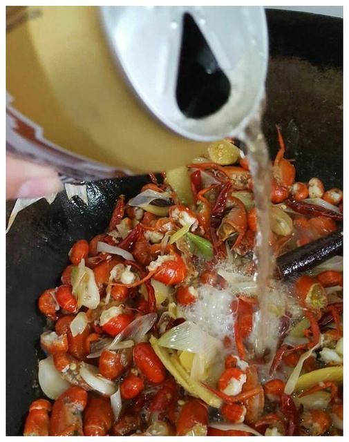 吃小龙虾时最好把虾头去除这种说法正确吗