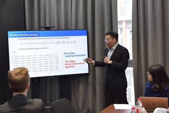 19日下午,专题讨论会在华东师范大学亚欧商学院大楼举行,在"创新创业