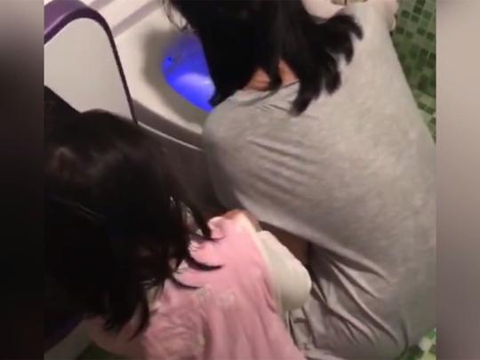 看到妈妈怀二胎吐的厉害，女儿竟做出这样的举动，爸爸眼圈红了