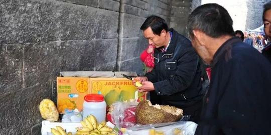 农村大爷在城里卖早饭,不为赚钱,只想找点事儿干