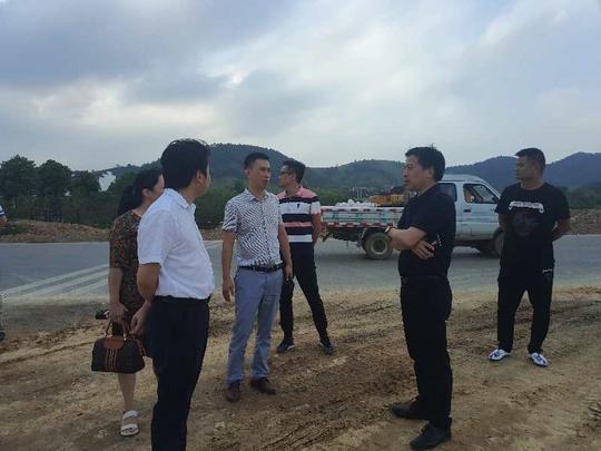 参观黄梅县高铁新区建设现场