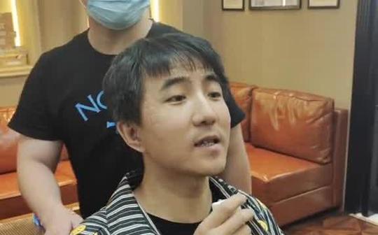剪发前vs剪发后跟理发师说稍微剪短一点，然后一抬头，快哭了