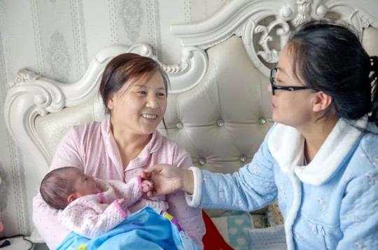 桑巧玲左和雇主谈心