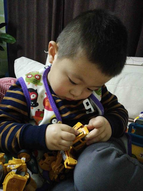教小孩收拾玩具