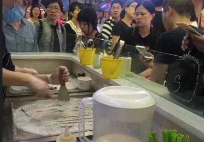 大冬天开了8家店,居然每家都在赚钱而这种围观往往会引发群聚