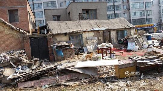 哈尔滨钉子户五年未搬路中间开废品收购站(图)