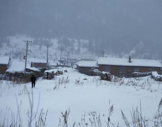 山下白雪皑皑的村庄高清图片图片素材-自然风